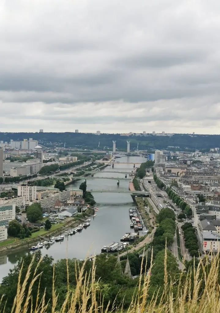 Rouen peut compter sur son activité industrielle et son emplacement géographique stratégique pour la rendre attractive et pourvoyeuse d’emplois.
