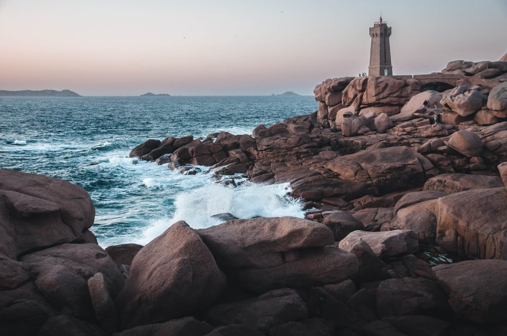 La région est devenue l’une des destinations privilégiées des français, dont la qualité de vie, l’identité régionale forte attirent. Proche de la région, de Graët Consulting y possède un ancrage fort. 