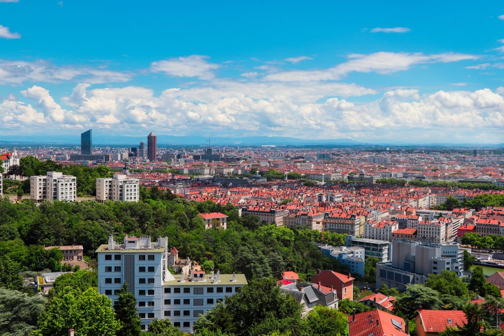 Lyon est géographiquement central sur les grands axes de développement économiques européens, entre l’Italie, le bassin parisien et la Méditerranée, ce qui crée un dynamisme économique fort. C’est pour ces raisons que de Graët Consulting a décidé d’implanter un de ces bureaux à Lyon en 2018.