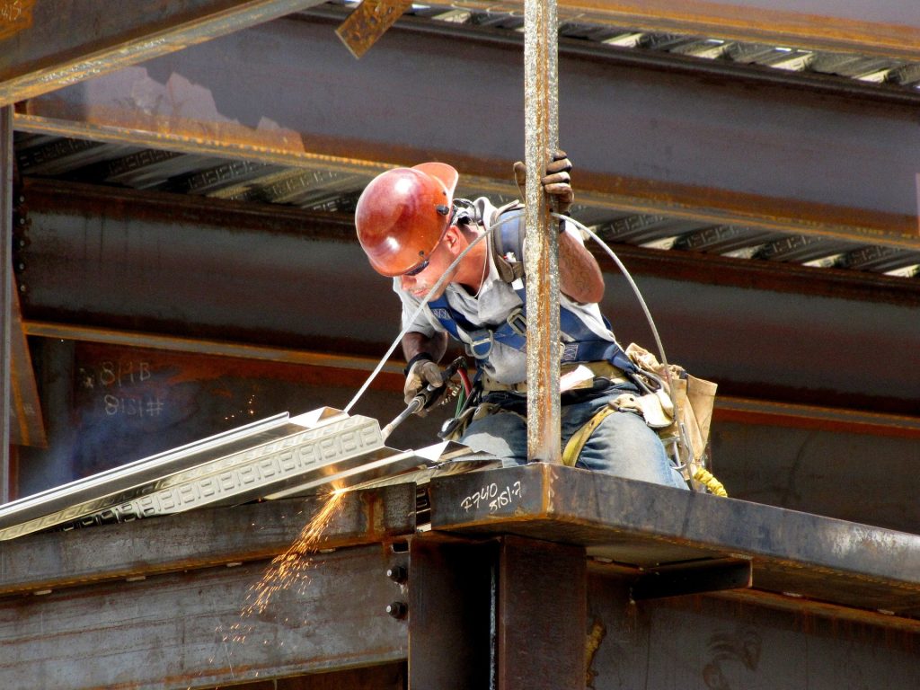 homme sur un chantier btp menuisier métal