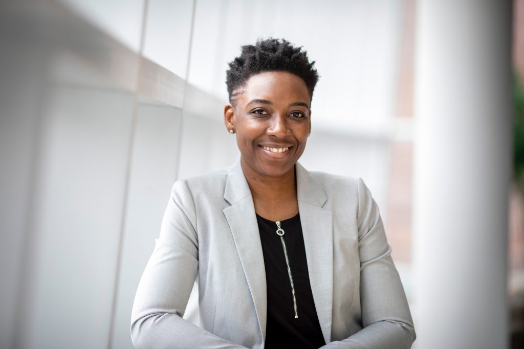 femme souriante travaillant avec DE GRAËT CONSULTING cabinet de recrutement