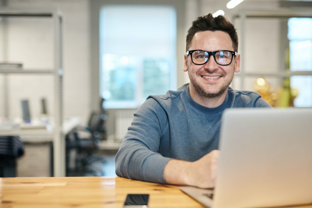 homme souriant travaillant avec DE GRAËT CONSULTING cabinet de recrutement