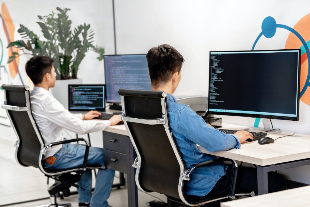 Recrutement informatique hommes sur leur ordinateur