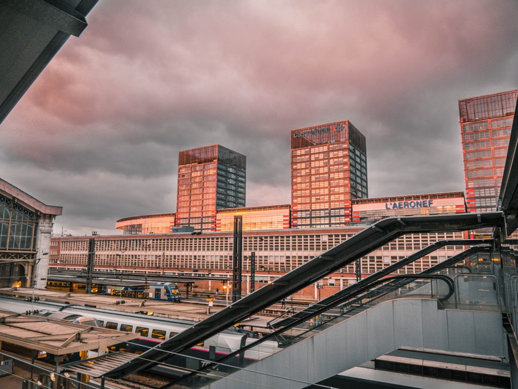 gare de lille au coucher du soleil
