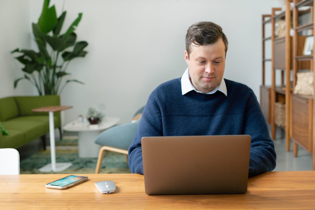 homme occupant un poste de controleur de gestion