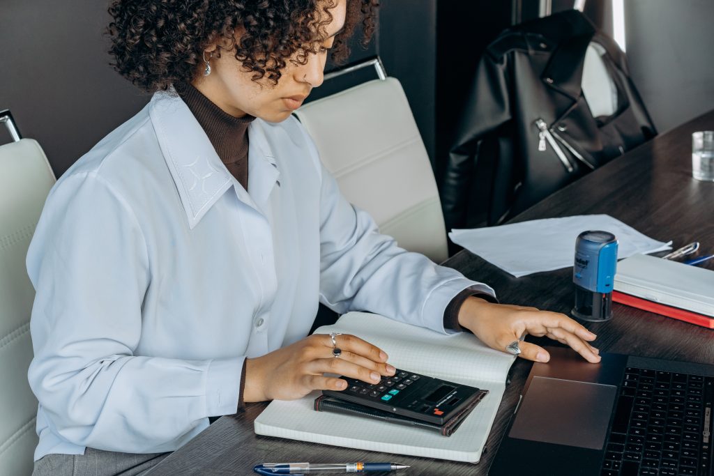 femme comptable au travail